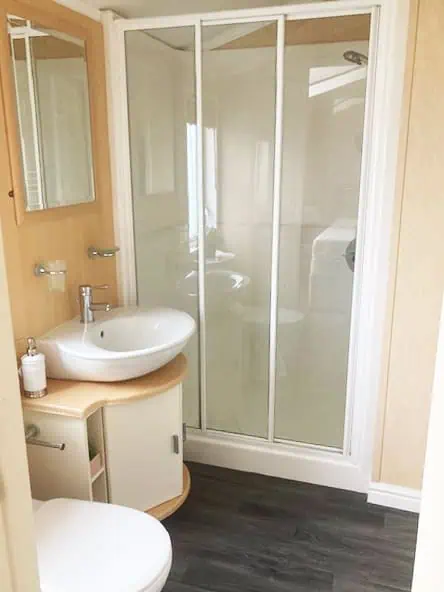 Willerby New Hampshire 6 Light coloured bathroom